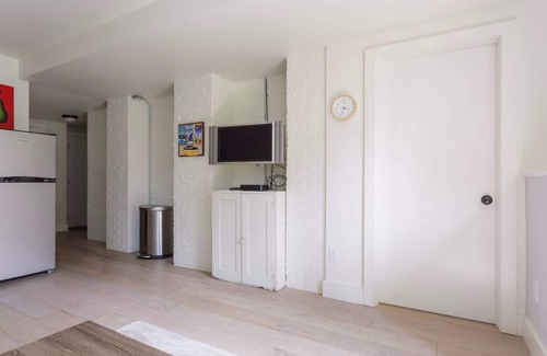 Egleston Square Apartment | Newly renovated pet friendly apt by parks and train!