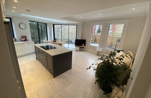 Streatham Hill Apartment | Newly renovated spacious maisonette with landscaped garden