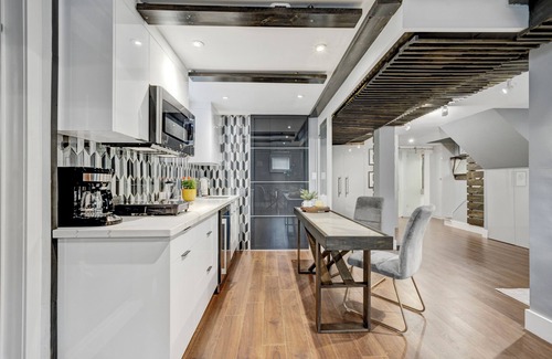 Rathwood House | Newly renovated Stylish apartment close to Airport!