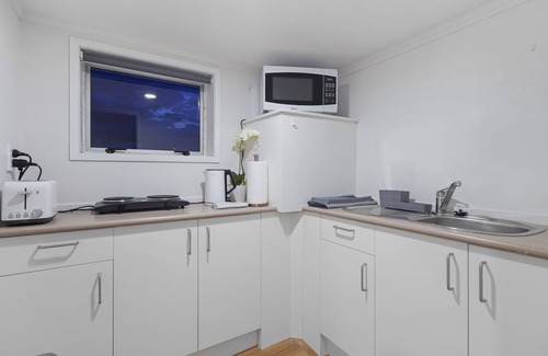 Henderson Apartment | Newly Renovated Studio w Parking-Netflix