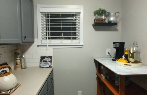 Kansas City Apartment | Newly Renovated Stylish 3rd Floor Apartment 5 mins from Country Club Plaza