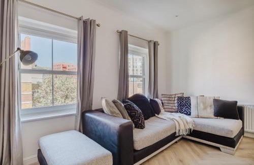 Canary Wharf Apartment | Newly Renovated Stylish Urban Modern 2BED 1Bath E14 Flat