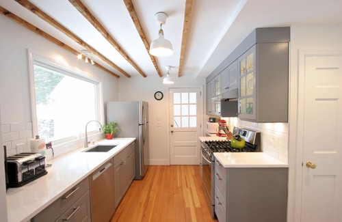 Lenox House | NEWLY RENOVATED THREE BEDROOM HAUS IN LENOX WITH MODERN INTERIOR DESIGN.