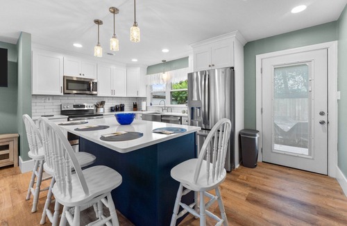 Colonial Beach House | Newly Renovated 2BR Cottage on The Point