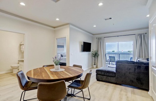 Seven Coves Apartment | Newly Renovated Waterfront Condo With Sunset Views