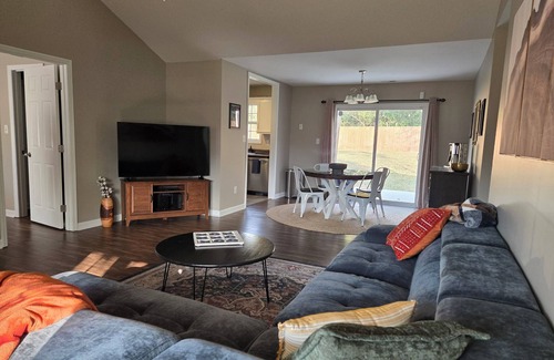 Madison House | Newly renovated with coffee bar, bonus room, fire pit and fully stocked kitchen
