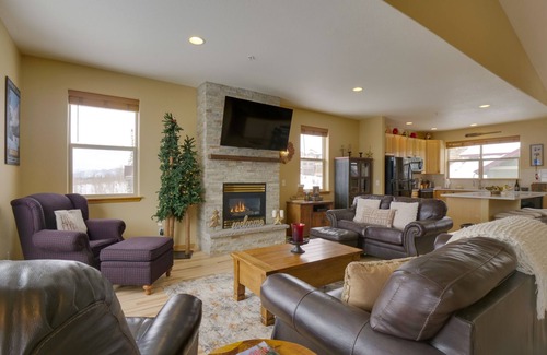 Wildernest House | Newly Updated 5 Bedroom Townhome with Gorgeous Deck Views!