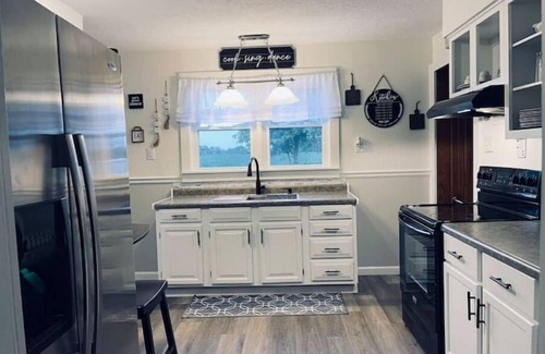 Scheller House | Newly updated country home boasts comfort & relaxation, near DuQuoin Fairgrounds