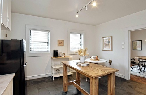 Austin Ave. Apartment | Newly Updated Cozy 1927 Uptown Tudor 4 min to Magnolia