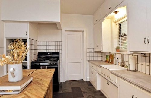 Austin Ave. Apartment | Newly Updated Cozy 1927 Uptown Tudor 4 min to Magnolia