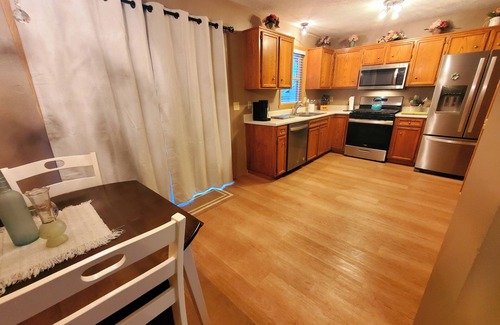 Rockford House | Newly updated warm Rockford tri-level house minutes from Bypass 20, I39 and I90!