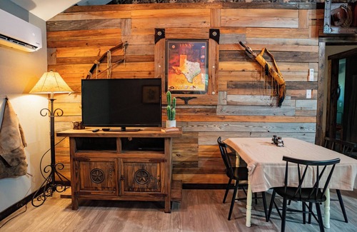 Granbury Cabin | Newly Updated Western Cabin Near Downtown Granbury