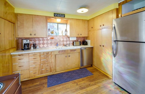 Newport House | Newport Cabin on Diamond Lake with Private Boat Dock
