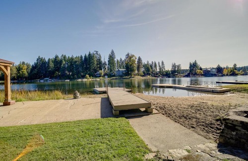 Newport House | Newport Cabin on Diamond Lake with Private Boat Dock