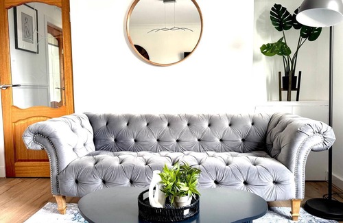 Bo'ness Apartment | Newtown Hideaway- apartment with private driveway