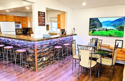 Bowmanville Cottage | nExperience Blissful Lakeside Living: Retreat with Stunning Views, Beach Access