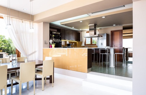 Xiro Chorio Villa | Next to the city & beach, panoramic sea views, indoor and outdoor pool