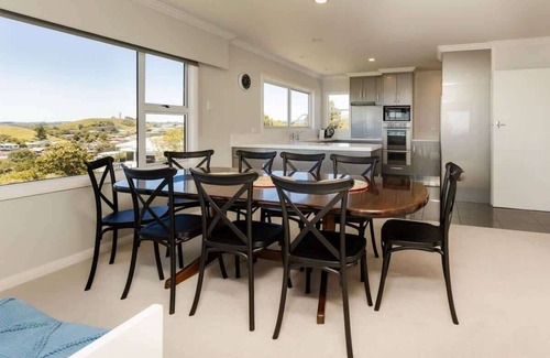 New Plymouth House | Ngamotu Vista: Panoramic Sea Views