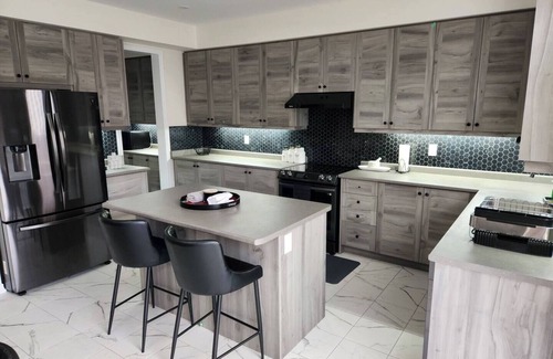 Thorold House | Niagara Falls Luxury Retreat 3000sq Game Room Near Falls & Wine Country