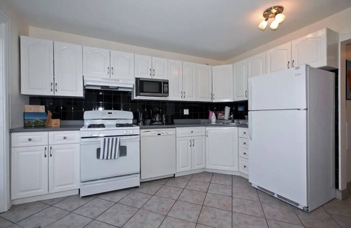 Niagara Falls House | Niagara Sky Line 2- Walk to the Falls WIFI/Parking