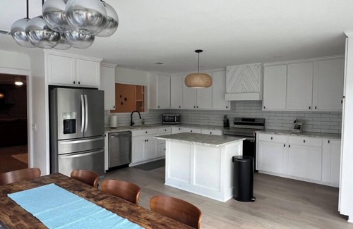 Scroggins House | Nice 4-bedroom house in Scroggins with WiFi and firepit