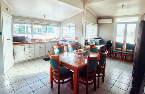 Whangarei Villa | Nice 5 bedrooms villa BNB at Whangarei Town center. Next to supermarket/schools