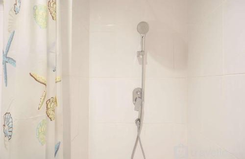 Mampang Prapatan Apartment | Nice and Comfort 1BR at 25th Floor Samara Suites Apartment By Travelio