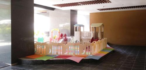 Suko Manunggal Apartment | Nice and Comfortable Living 1BR at Grand Sungkono Lagoon Apartment By Travelio