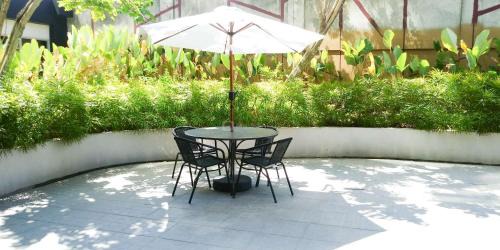 Suko Manunggal Apartment | Nice and Comfortable Living 1BR at Grand Sungkono Lagoon Apartment By Travelio