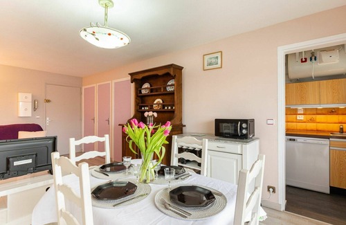 Meschers-sur-Gironde Apartment | Nice apartment for 4 people with WIFI, TV, balcony and parking