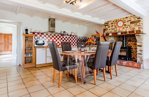 Cote Ouest Centre Manche Villa | Nice apartment in villa for 6 guests with WIFI, TV, terrace, pets allowed and parking