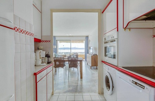 Sainte-Maxime City Centre Apartment | Nice apartment for 4 guests with WIFI, TV, terrace and pets allowed