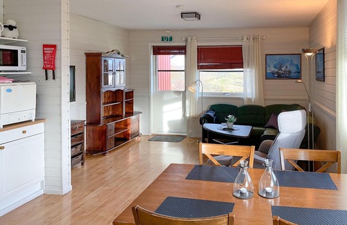 Offersøy Apartment | Nice apartment in Offersøy with sauna