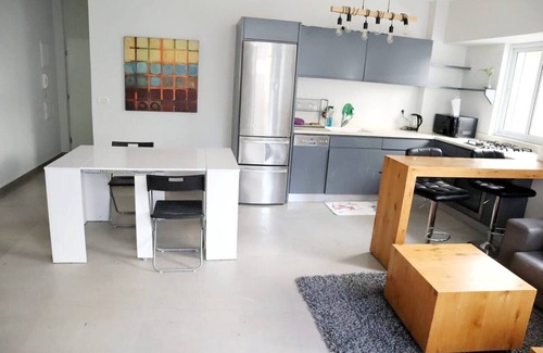 Diamond Exchange District Apartment | Nice apartment near the beach n