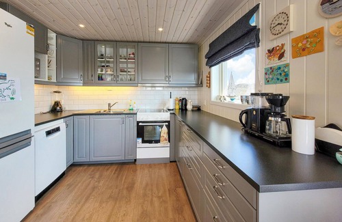 Bomlo House | Nice home in Bremnes with WiFi