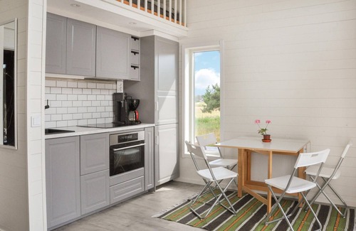 Hammaro House | Nice home in Hammarö with kitchen