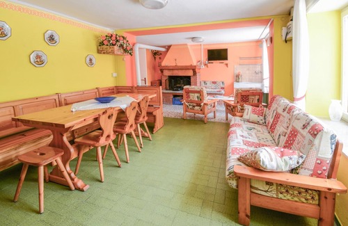 Lusiana House | Nice home in Lusiana with WiFi