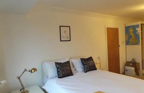 Binley House | Nice Spacious Room in Coventry