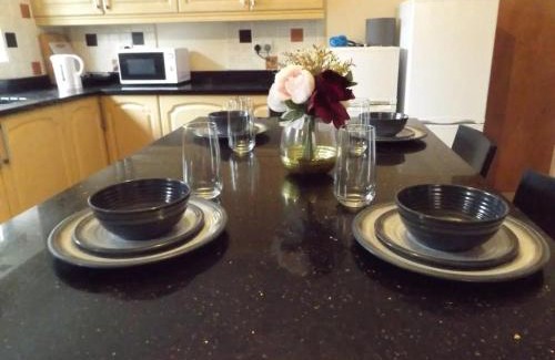 Binley House | Nice Spacious Room in Coventry
