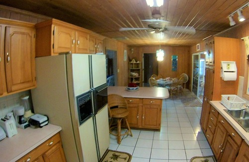 Green Turtle Estates House | Nice Wooden House, a few steps from the beach - sleeps 6 - Strategic location