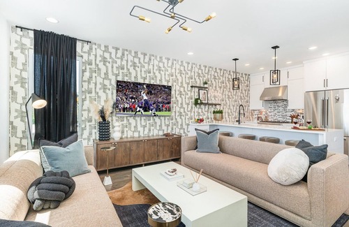 Katie Hill Neighborhood House | Nimbus-Rooftop Deck-Hot Tub-Mins to Broadway
