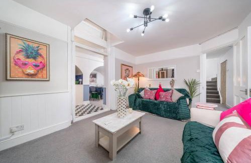Redcliffe Apartment | Niru Experience Chelsea Oasis With Courtyard
