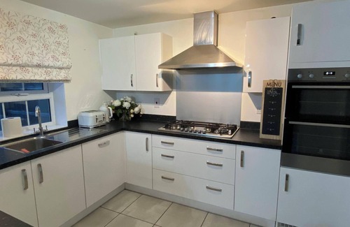 Newport Pagnell House | Nirvarna - Luxury 5-Bedroom, Fast Wifi, Free Parking, Smart TV, Garden