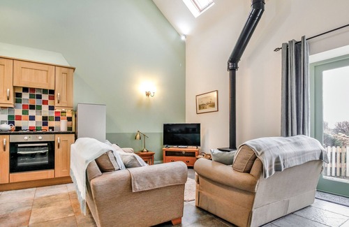 Capel Coch Cottage | NO 1 THE GRANARY, pet friendly, with open fire in Llannerch-Y-Medd