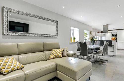 Londonderry Villa | No 8, Lawrence Hill
