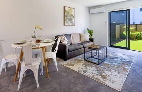 Upper Riccarton House | No Booking Fees - Affordable 2 bed 2 bath home