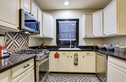 Travis Heights House | No Clean Fee! Graduations! Weddings! 2 Walk to SoCo & DT Hot Tub/Plunge pool