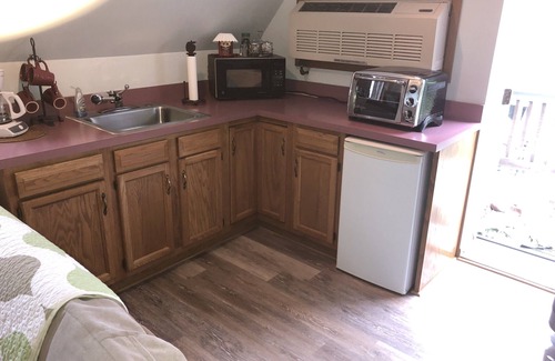 Millersburg Apartment | No cleaning chargen 1 mile from Berlin 1 BR Apt