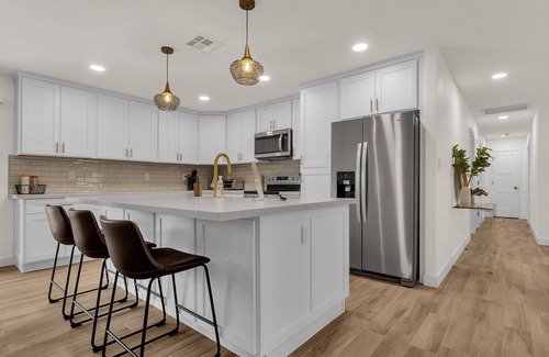 Tempe House | No Cleaning Fee! Complete Remodel! 4-BDR home with King bed, hot tub & golf!