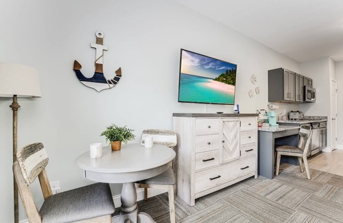 Southport Condo | No Cleaning Fee - Condo With Waterfront Pool/Beach